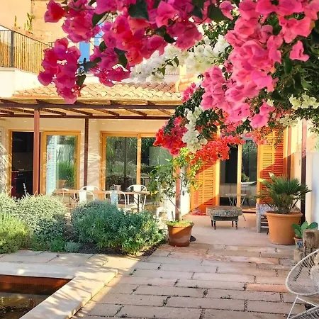 Idayvuelta & With Private Pool Guest house *