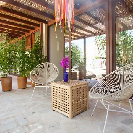 Idayvuelta & With Private Pool Guest house *